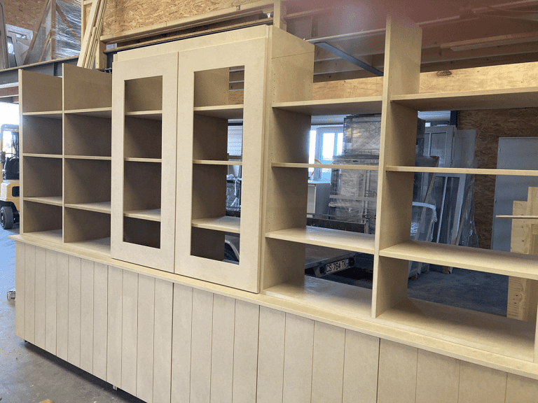 Bibliothèque sur mesure en bois fabriquée par Guilbaud et Fils dans l’atelier à Sallertaine