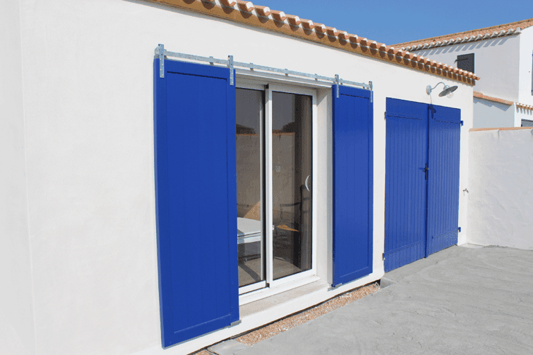 Fabrication de volets bleus de Noirmoutier