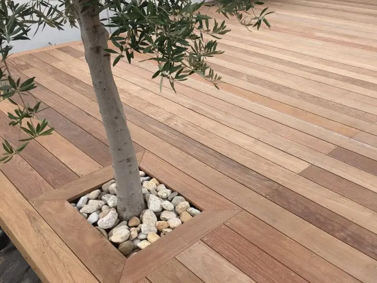 Terrasse bois avec arbre planté et galets décoratifs