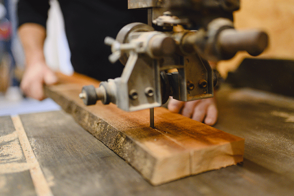 Menuisier Guilbaud et Fils en train de couper du bois à l’atelier – savoir-faire artisanal