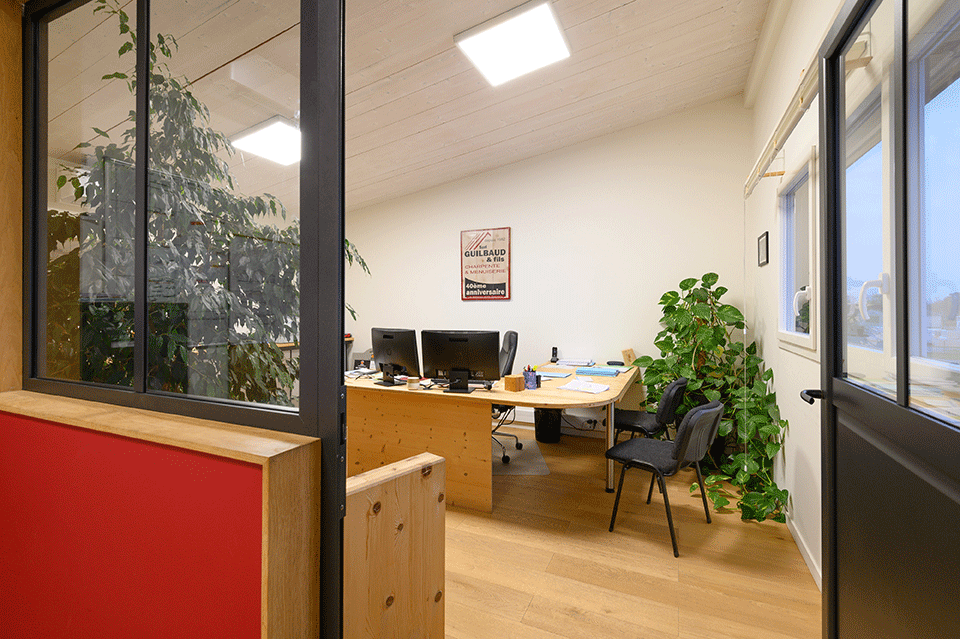 Bureau en bois sur mesure et verrière intérieure réalisés par Guilbaud et Fils à Noirmoutier