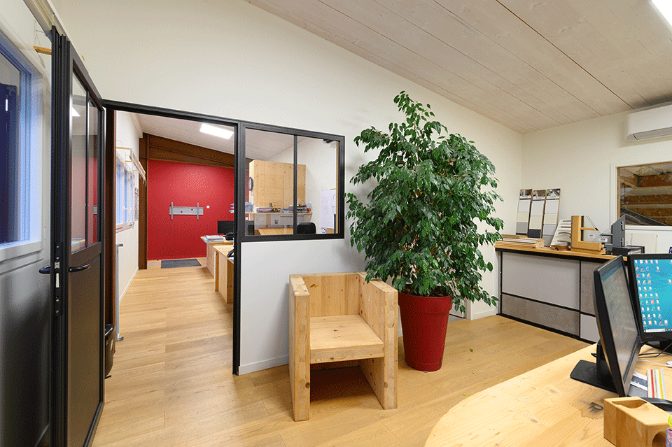 Verrière intérieure en aluminium et mobilier en bois réalisés par Guilbaud et Fils à Noirmoutier