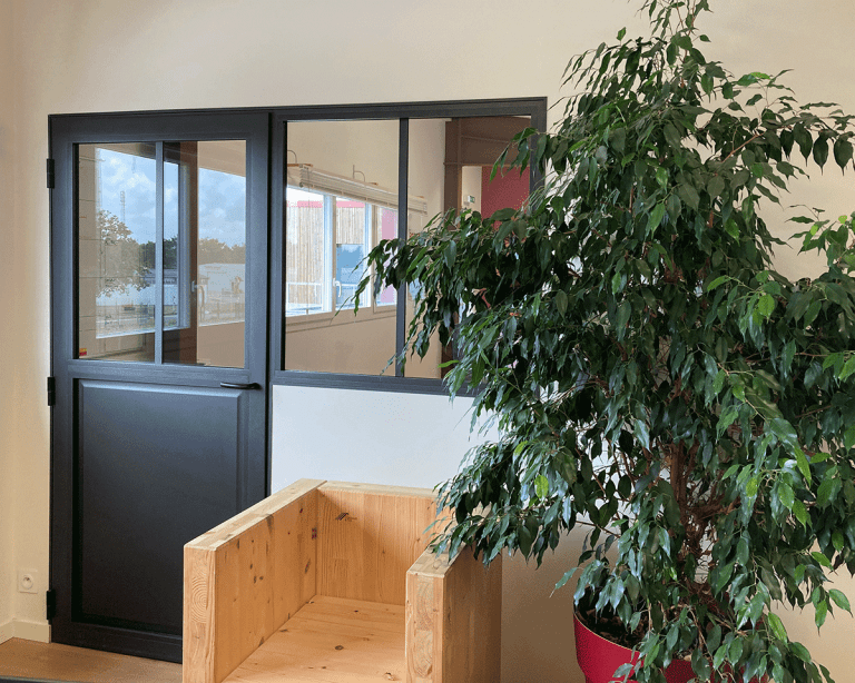 Verrière en aluminium noire et fauteuil en bois massif sur mesure à Noirmoutier