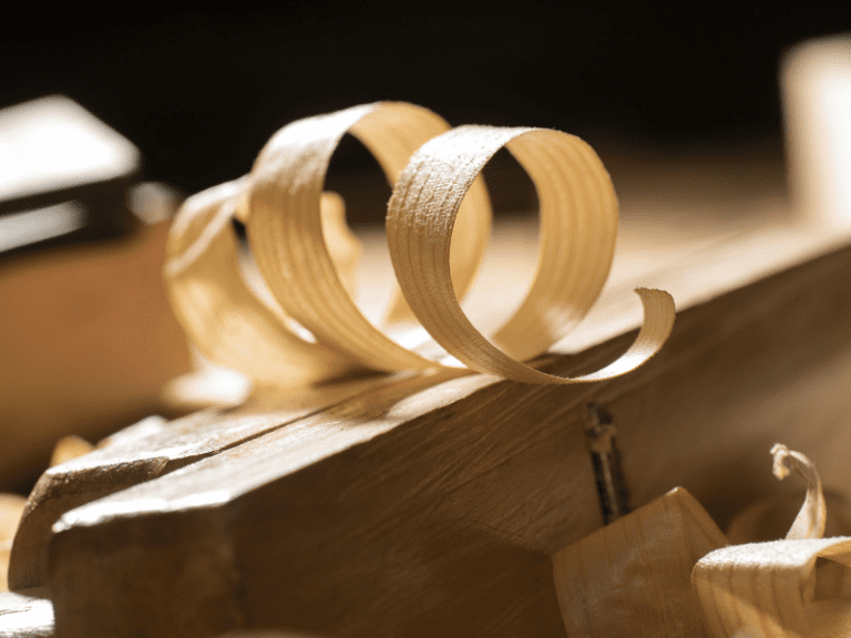 Copeaux de bois réalisés lors d’un travail artisanal de menuiserie chez Guilbaud & Fils à Sallertaine, près de Noirmoutier