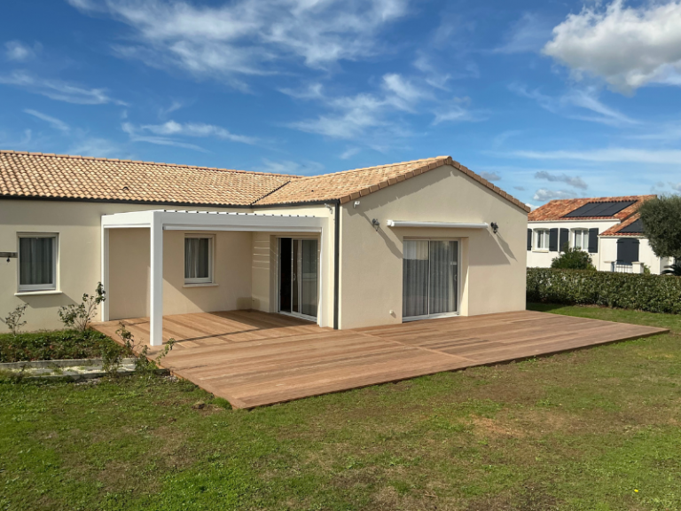 Aménagement extérieur à Challans : terrasse bois et pergola bioclimatique.
