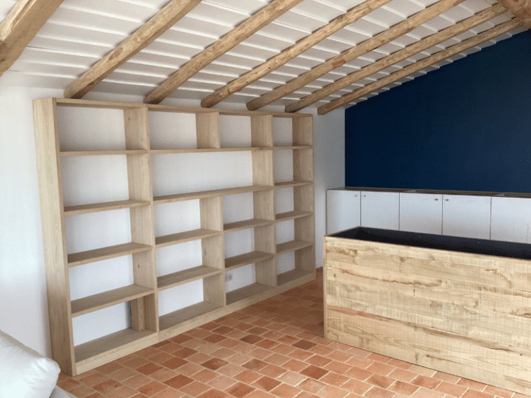 Bibliothèque sur mesure en bois clair, agencement intérieur par Guilbaud & Fils