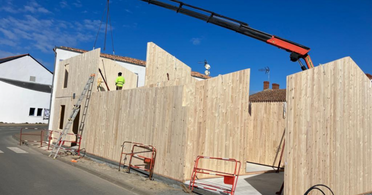 Montage des murs en bois CLT sur un chantier de construction à l’île d’Yeu