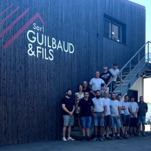 Photo de l’équipe Guilbaud & Fils devant les locaux de l’entreprise 2025