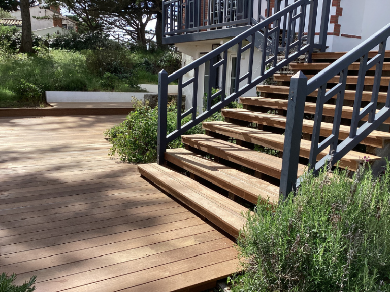 Escalier extérieur en bois avec terrasse et garde-corps gris foncé