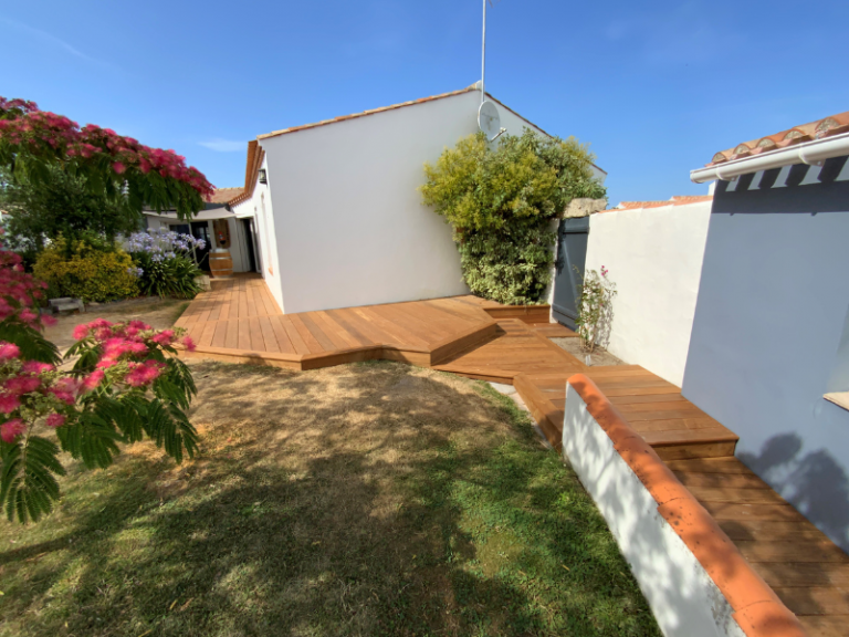 Terrasse en bois sur plusieurs niveaux autour d’une maison à Sallertaine