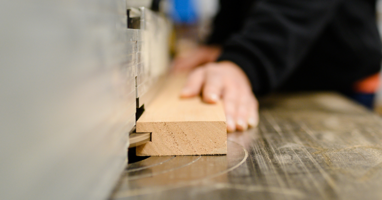 Fabrication d’un élément en bois dans l’atelier de menuiserie Guilbaud & Fils