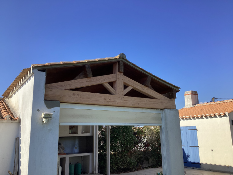 Charpente bois apparente dans une extension de maison à Challans