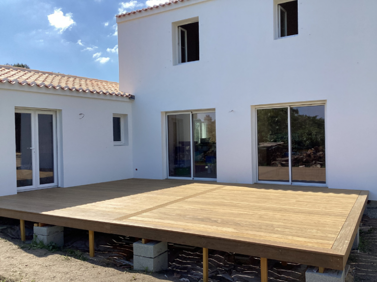 Terrasse en bois exotique sur structure surélevée devant maison neuve à Challans