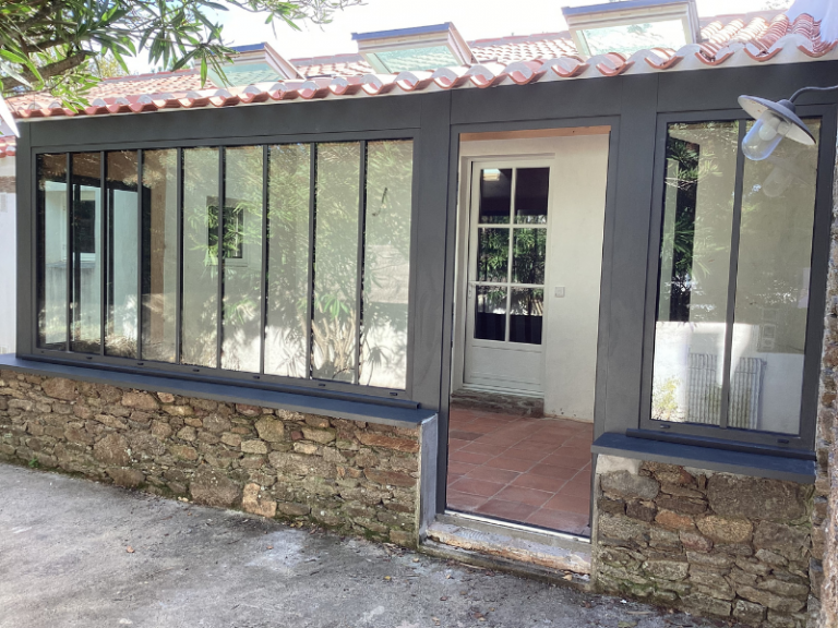 Verrière atelier en aluminium noir sur soubassement en pierre à l’Île d’Yeu